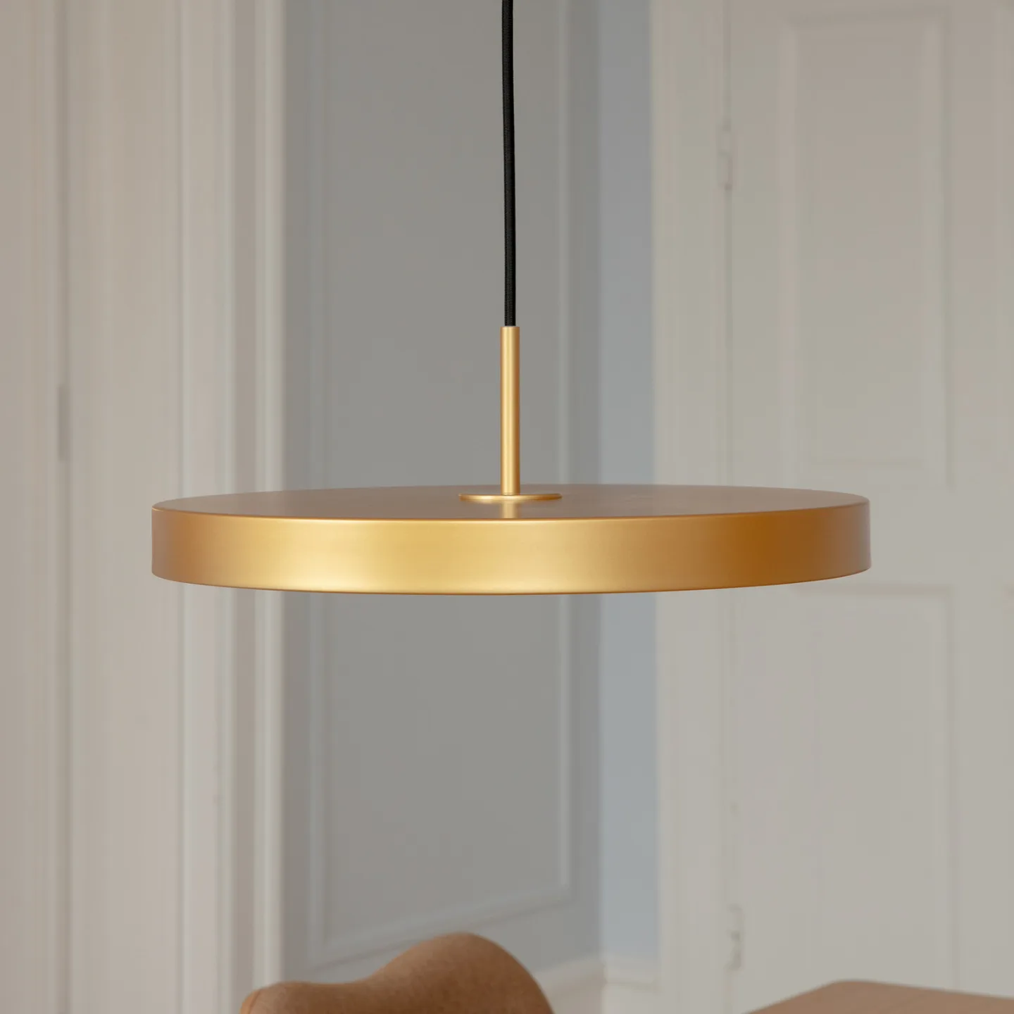 Asteria Medium LED-hengelampe messingfarget Ø 43 cm - UMAGE - Stue - Design - Metall - Med en lyskilde