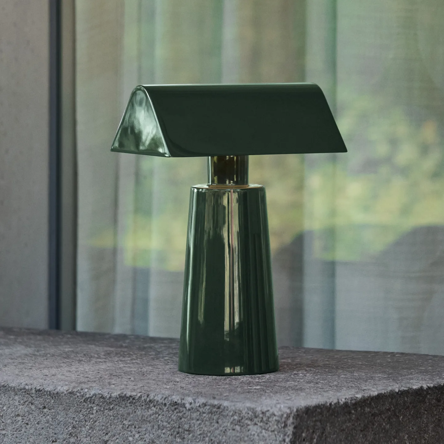 Caret MF1 batteridrevet bordlampe, skovgrøn, IP44 - &TRADITION - Stue - Design - Metal - Med skærm