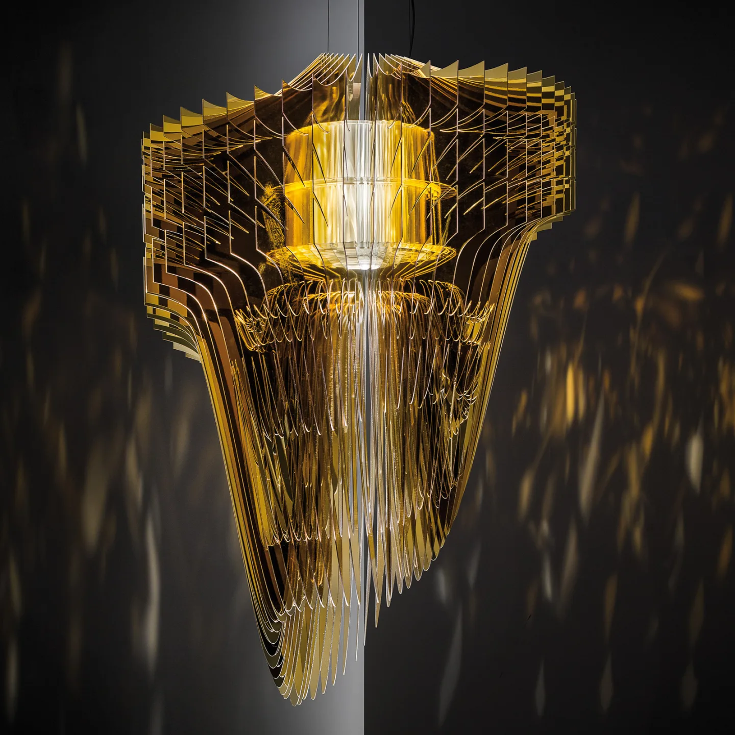 Aria S hengelampe, gull, Ø 50 cm - Slamp - Stue - Design - Plast - Med en lyskilde