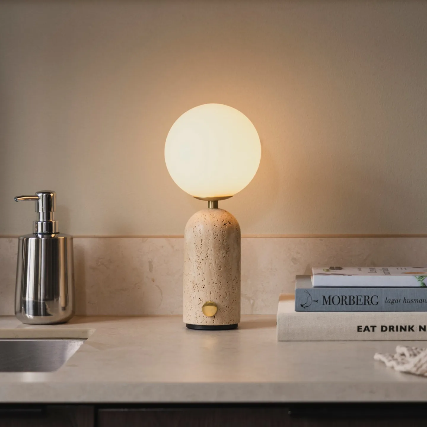 Globen Lighting Torrano bordslampa portabel Beige travertine