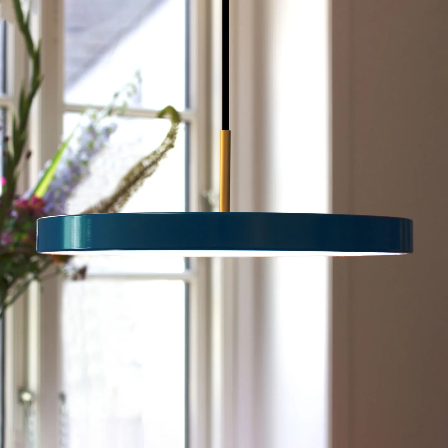 Asteria Medium LED-hængelampe petrol/messing Ø 43 cm - UMAGE - Stue - Design - Metal - Med én lyskilde