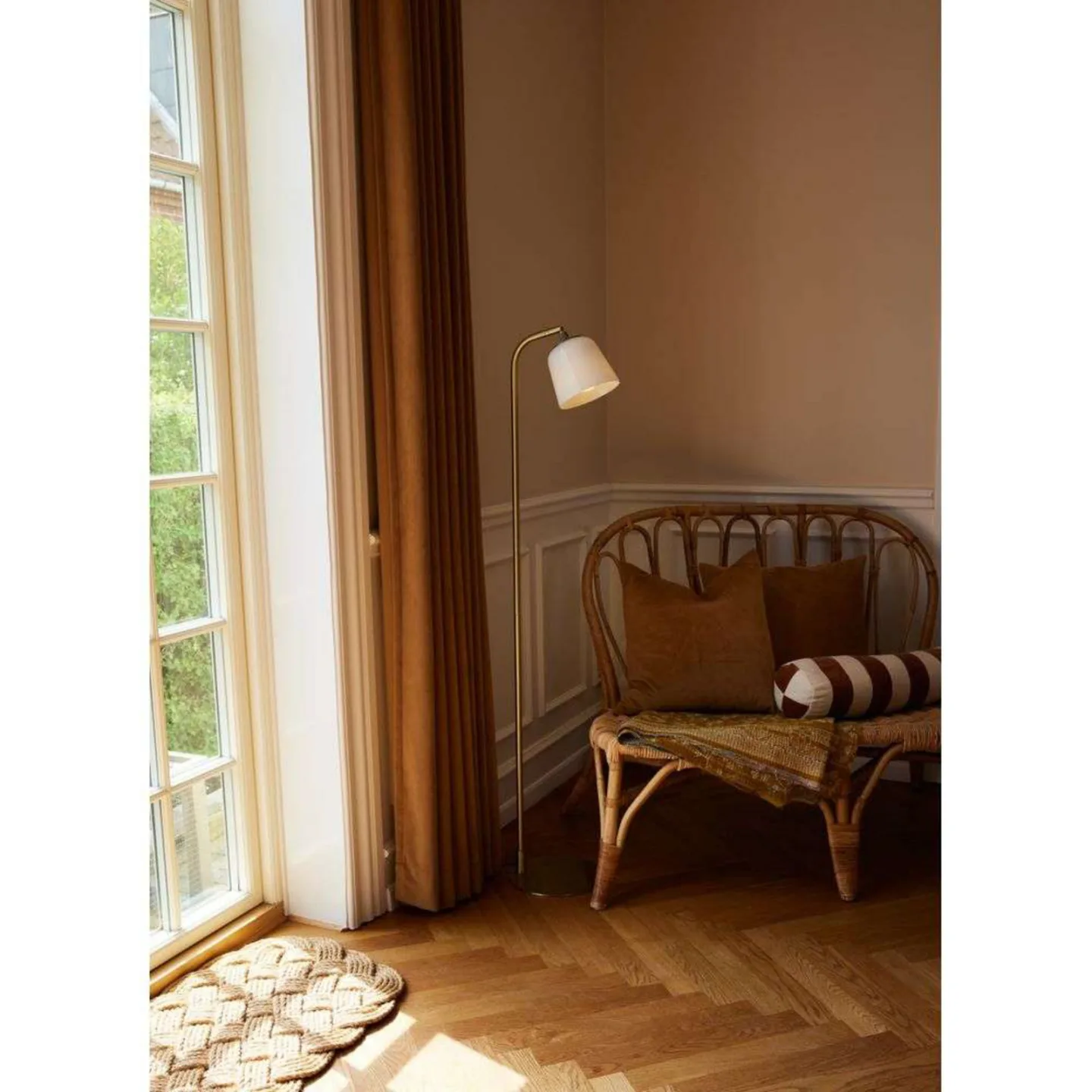 Room 49 Gulvlampe Ø15 Antique Brass/Opal - Halo Design - Stue - Metall
