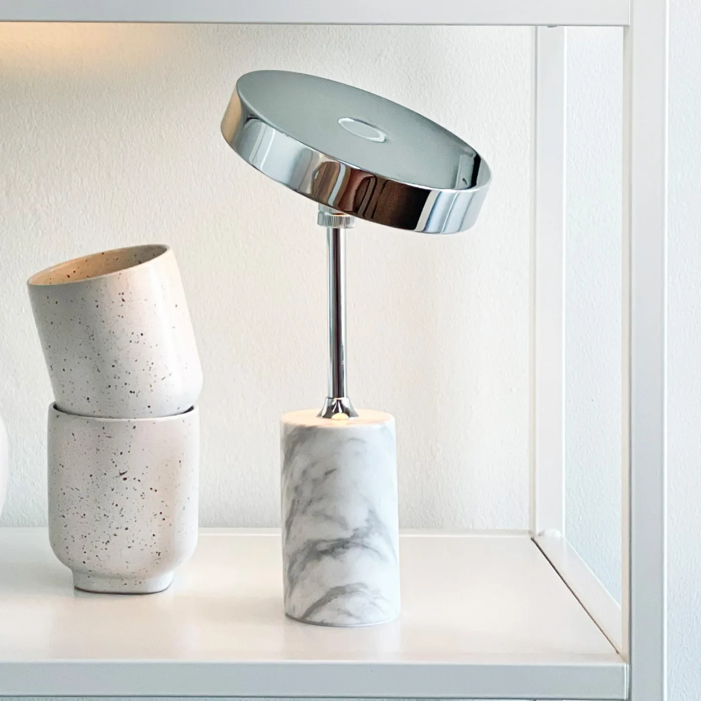Starlight LED-Akku-Tischlampe, chrom/weiß - Dyberg Larsen - Wohnzimmer - Design - Metall - Mit Schirm