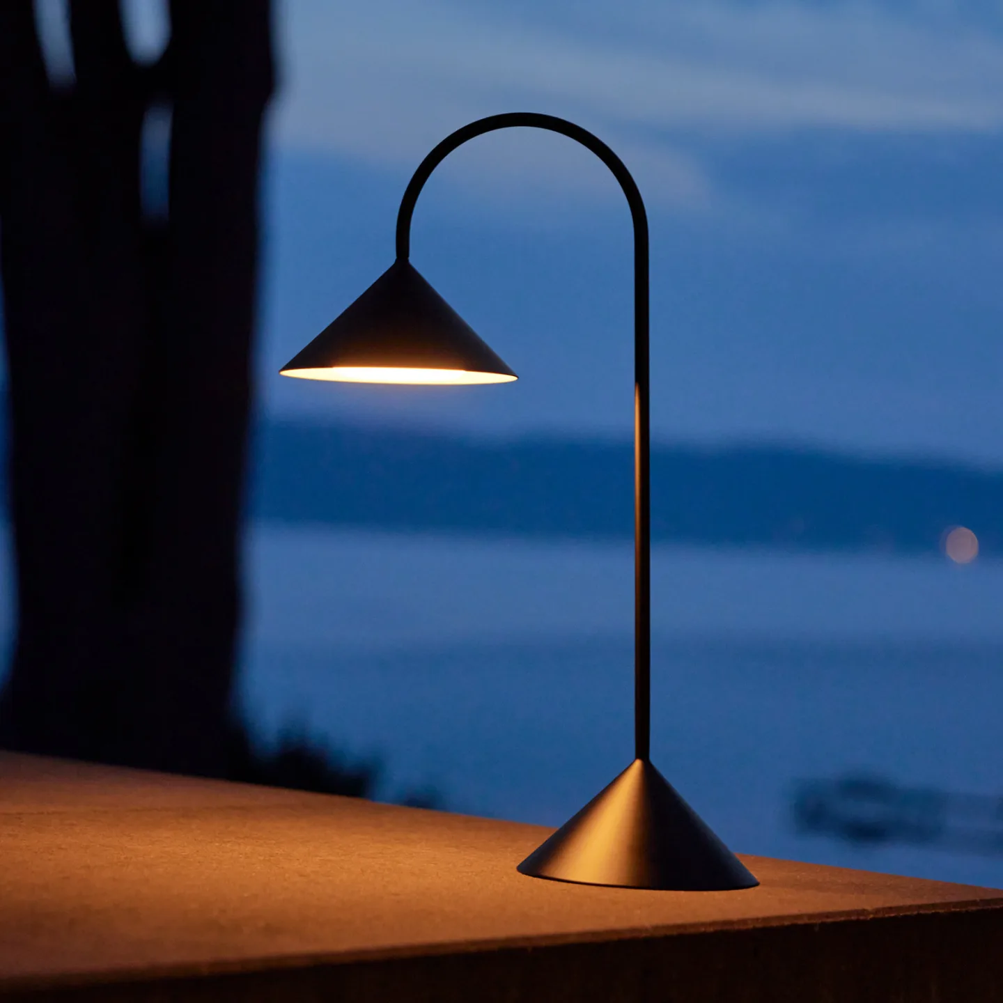 Grasp LED-Akku-Tischleuchte H47 Schwarz - Frandsen - Balkon - Design - Metall - Einflammig