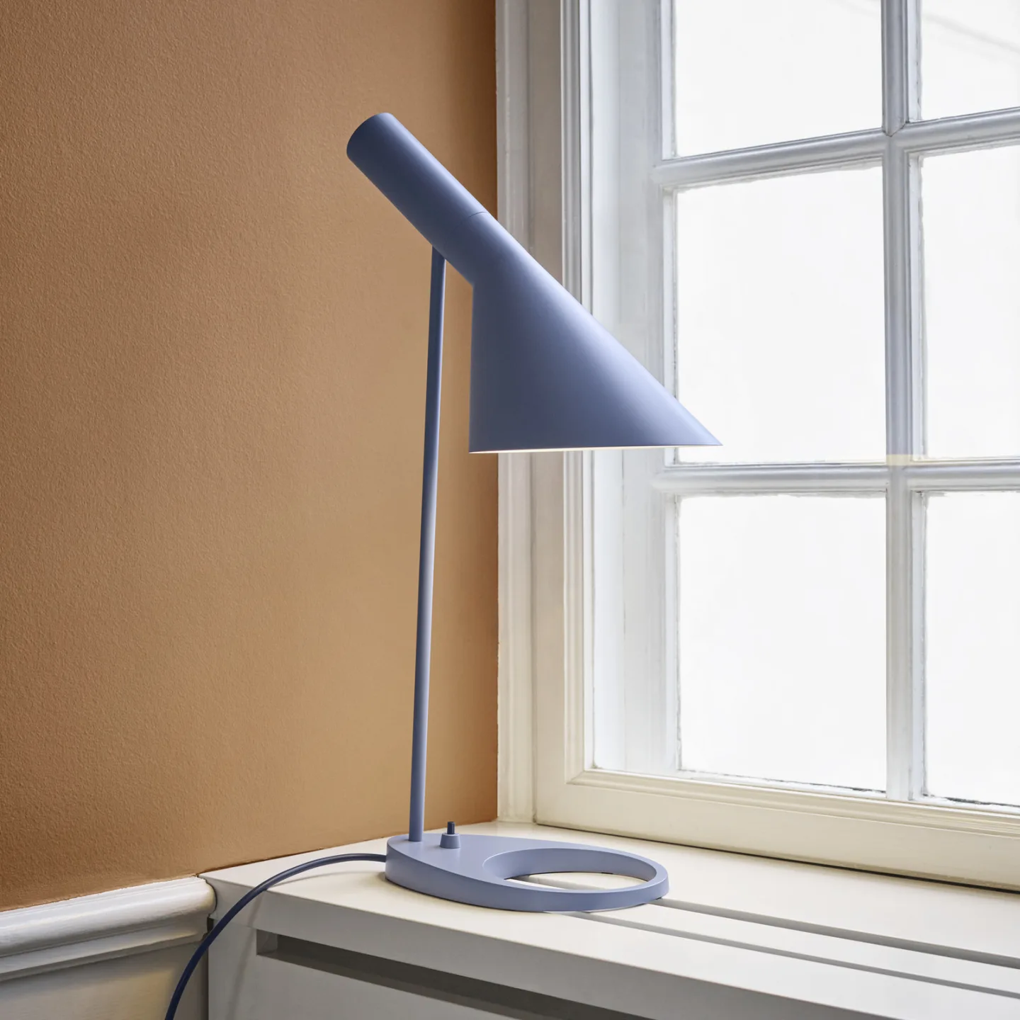 AJ Tischleuchte Dusty Blue - Louis Poulsen - Wohnzimmer - Design - Metall - Einflammig