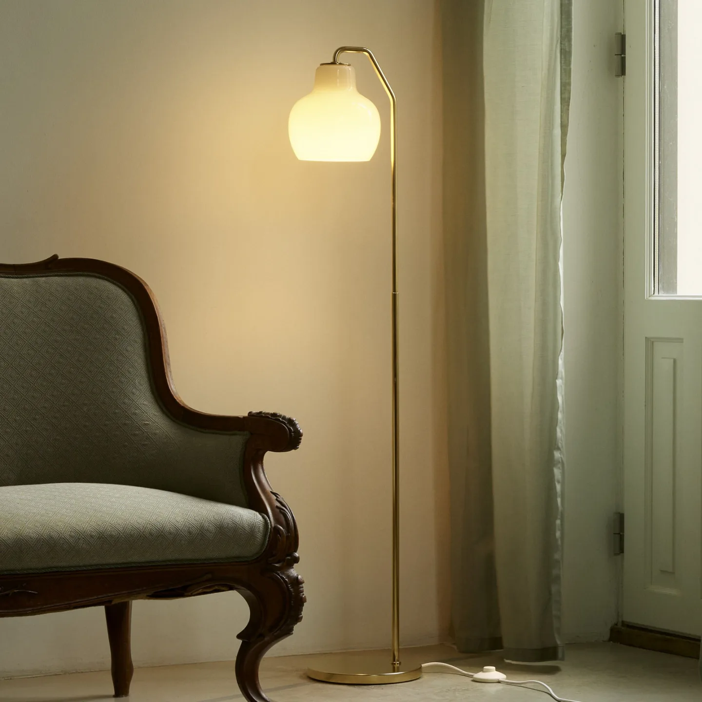 VL Ring Crown gulvlampe hvid/messing E14 - Louis Poulsen - Stue - Moderne - Med skærm