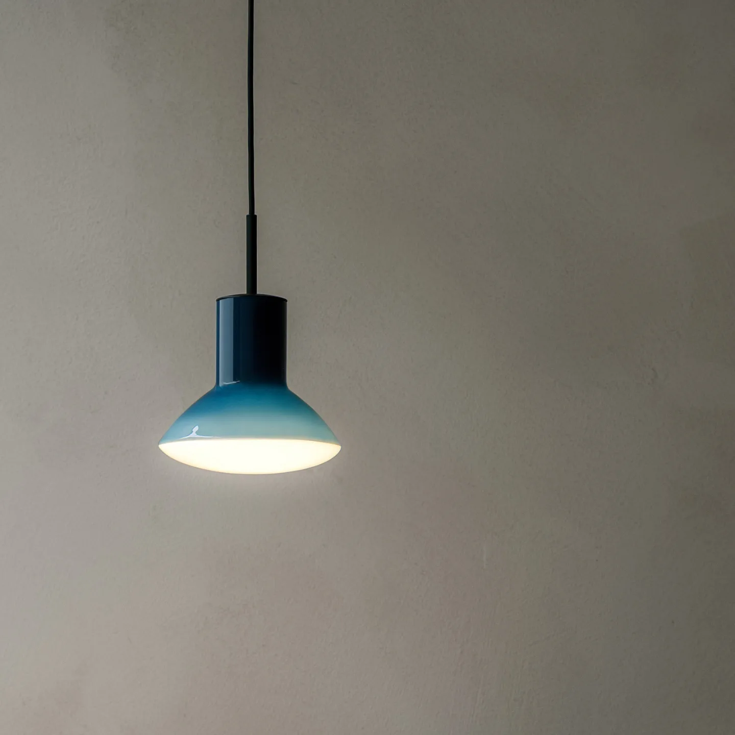Onda pendellampe, blå, Ø 17 cm, glass, GU10 - GRUPA - Stue - Design - Aluminium - Med en lyskilde
