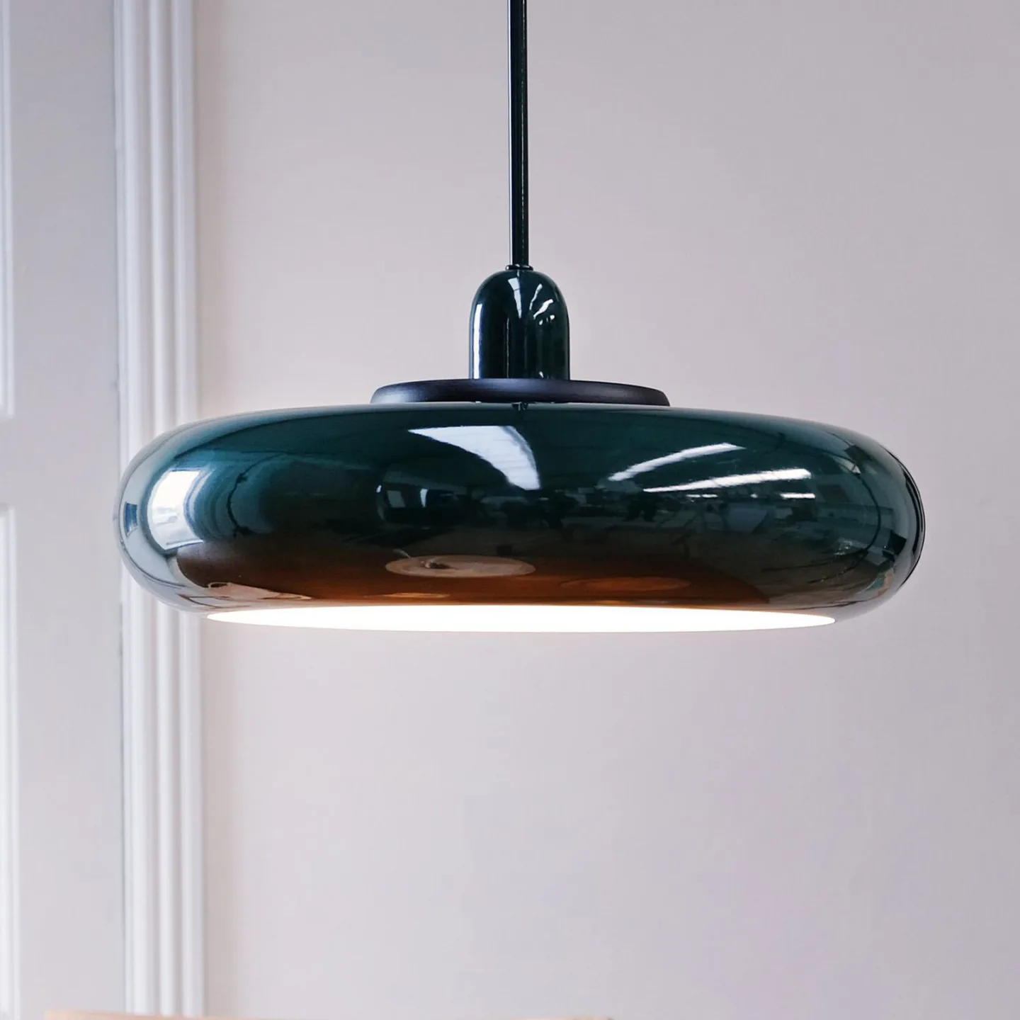 Planet pendellampe Dark Green - Dyberg Larsen - Stue - Design - Metal - Med skærm