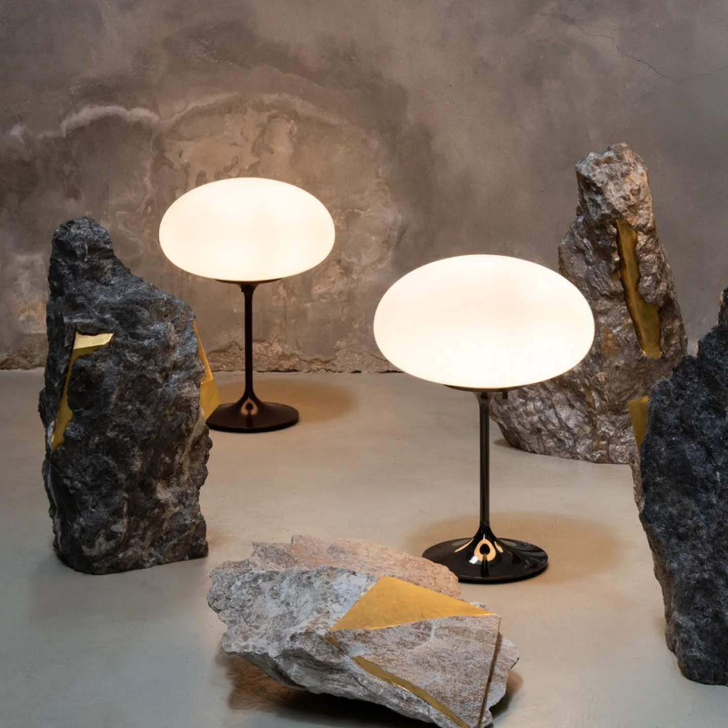 Stemlite bordlampe, svart-krom, høyde 42 cm, dimbar - Gubi - Stue - Design - Metall - Med en lyskilde
