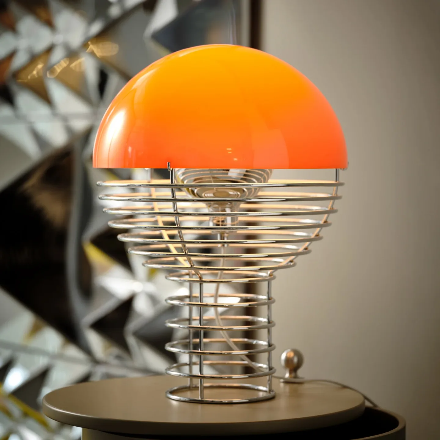 Wire bordslampa Ø30 krom/orange - VERPAN Wire Small - Vardagsrum - Design - Metall - Med lampskärm