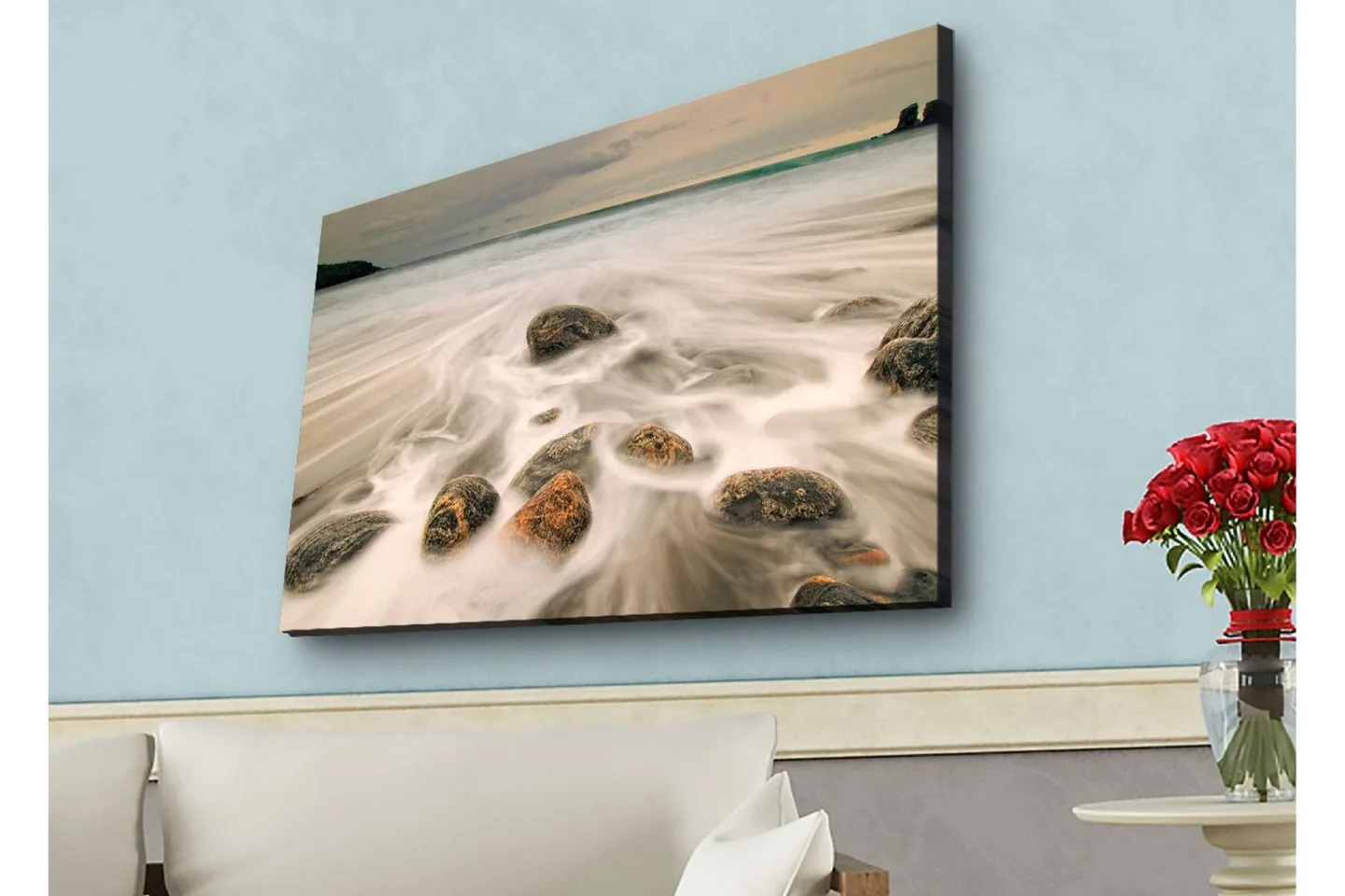 Canvastavla med LED-belysning - Strandscen med mjuka vågor som omsluter stenar - Grå / Beige / Svart