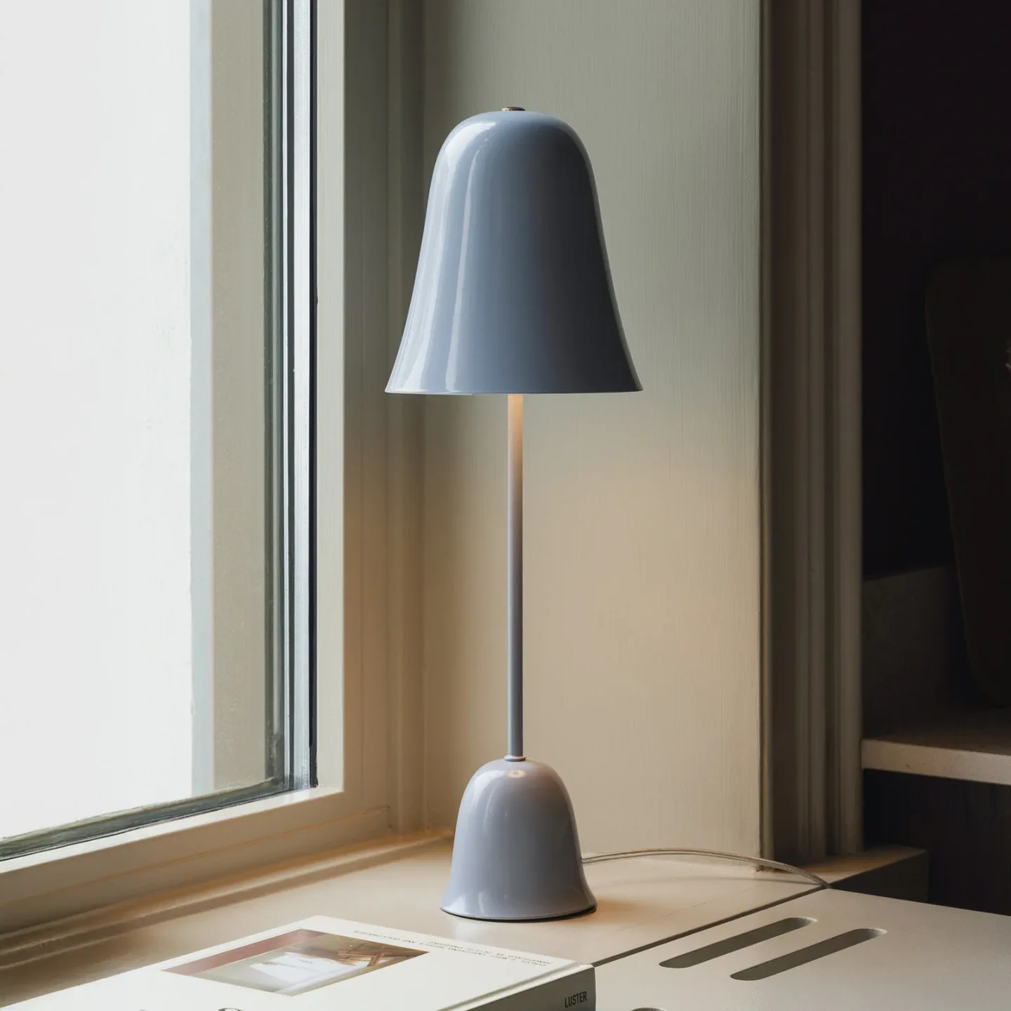 Blåklockan Tischlampe hellblau Höhe 56 cm - Globen Lighting - Wohnzimmer - Skandinavisch - Metall - Mit Schirm