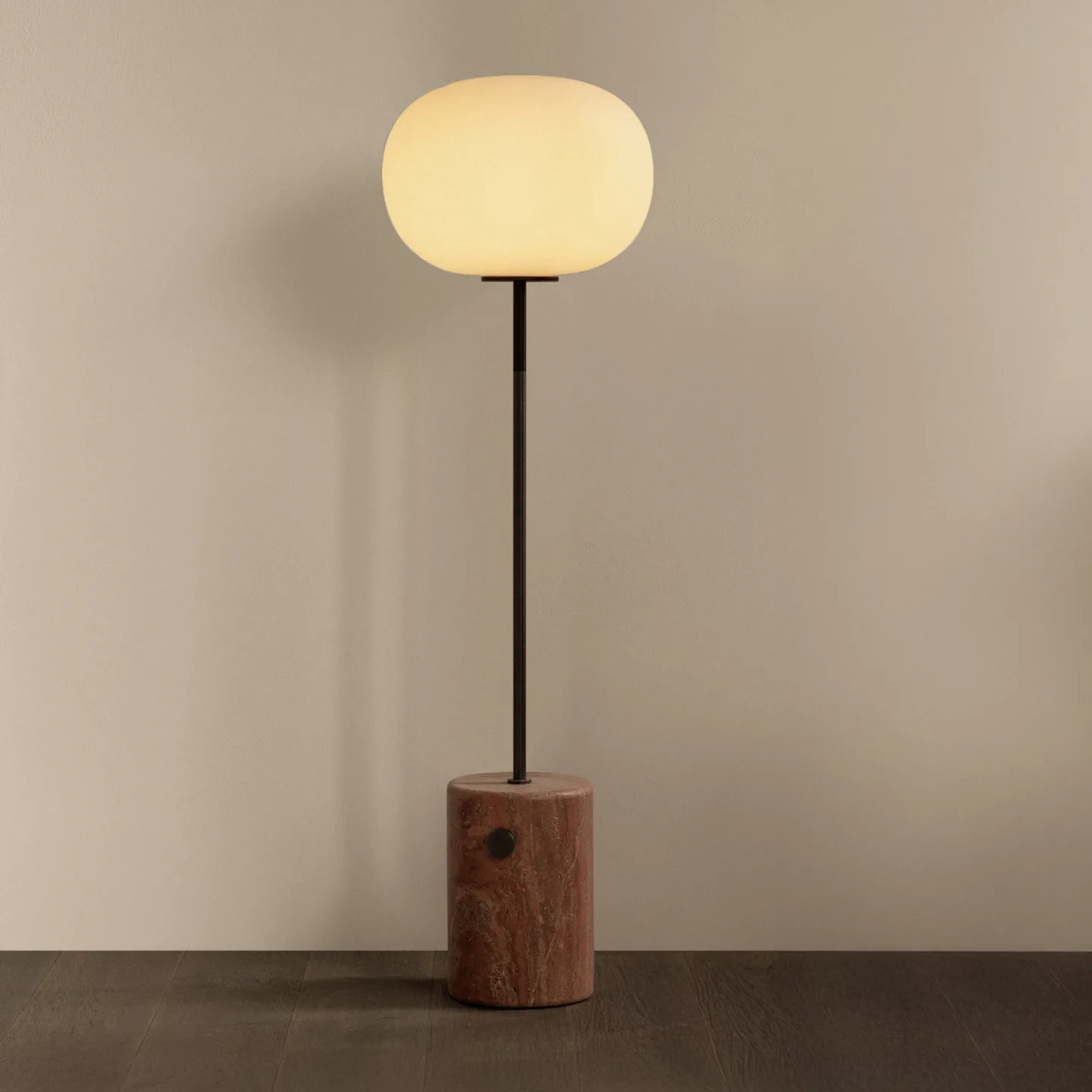 JWDA Stehleuchte, bronze/rot, Travertin, 130 cm, dim. - Audo Audo Copenhagen - Wohnzimmer - Design - Stein - Mit Schirm
