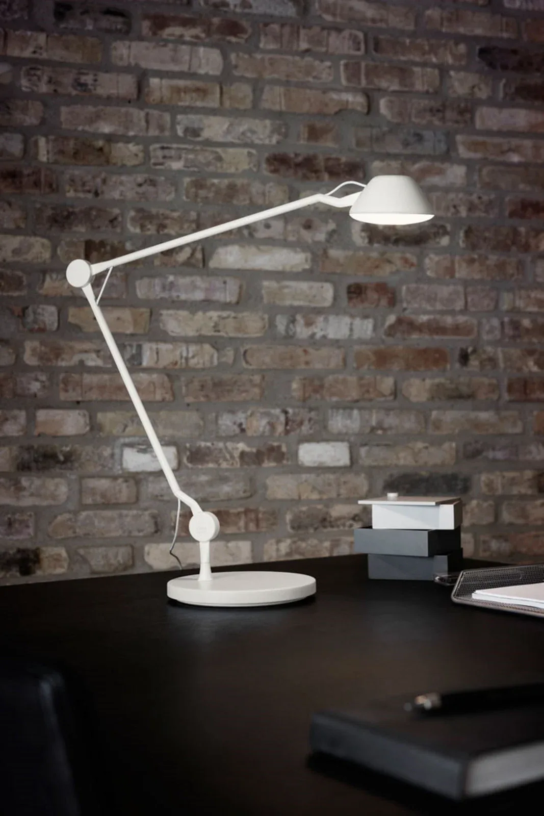 AQ01 Tischleuchte Matt Weiß - Fritz Hansen - Wohnzimmer - Aluminium