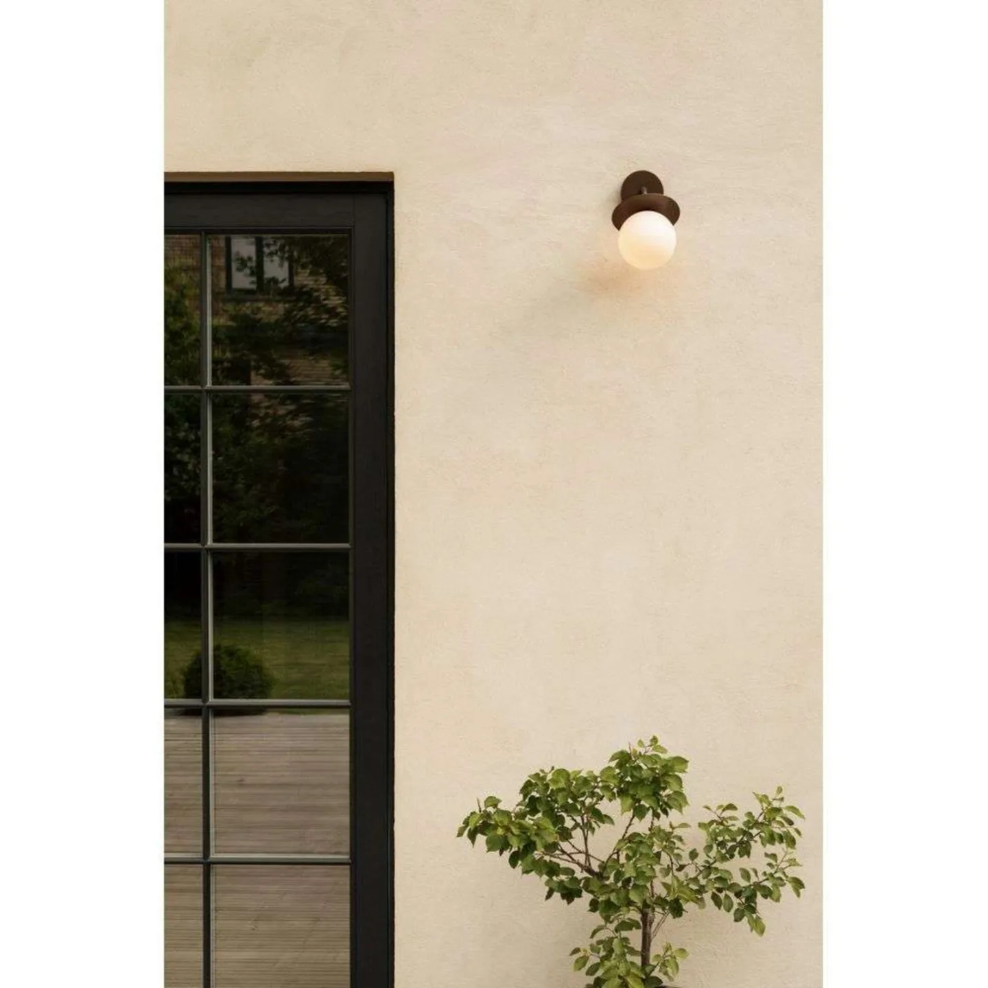 Außen-Wandleuchte Liila, bronze/opal, IP54 - Nuura Nuura Aps - Terrasse - Skandinavisch - Metall - Einflammig