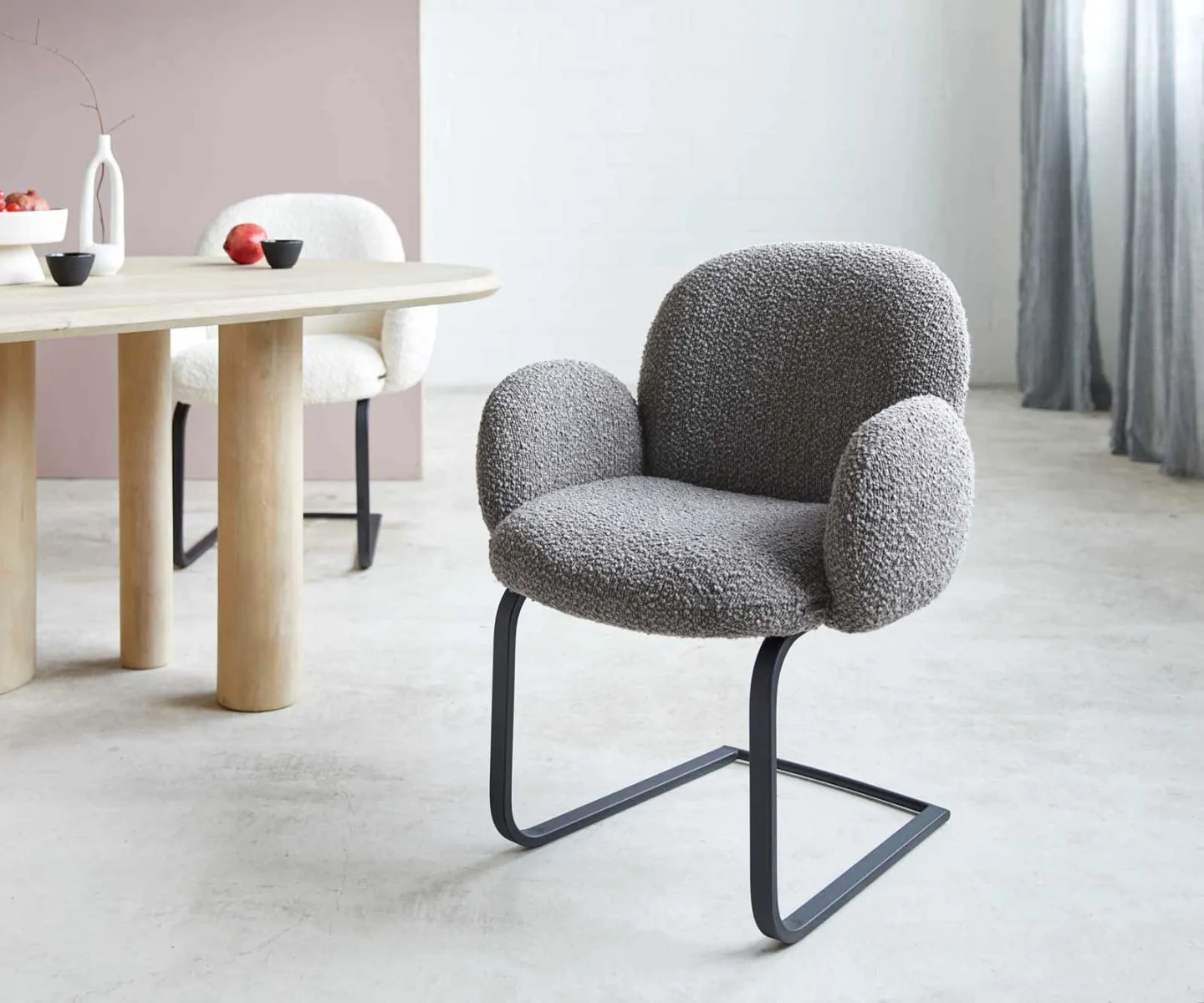 Freischwinger Nube-Flex mit Armlehnen Bouclé Silbergrau Freischwinger flach Schwarz Taschenfederkern