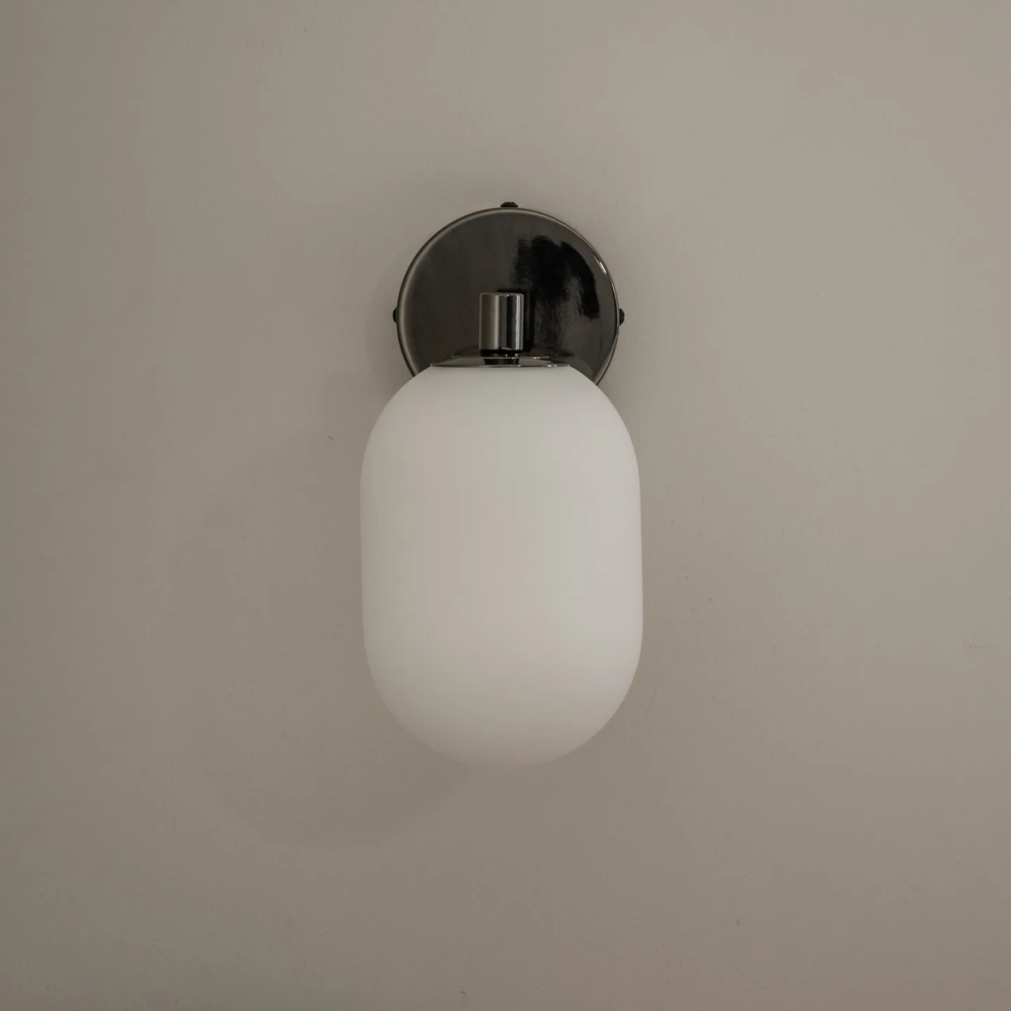 Noor Wandlampe, opal/schwarz, Glas, 18cm Breit - Watt & Veke - Wohnzimmer - Modern