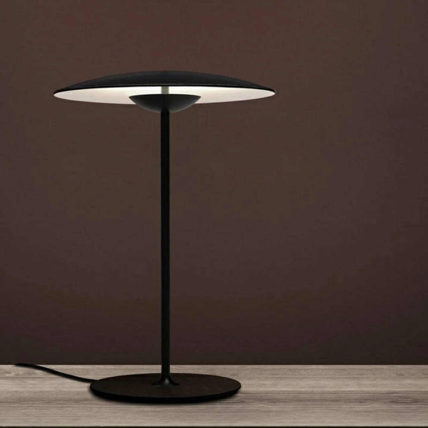 Ginger S Tischleuchte Oak - Marset - Wohnzimmer - Aluminium