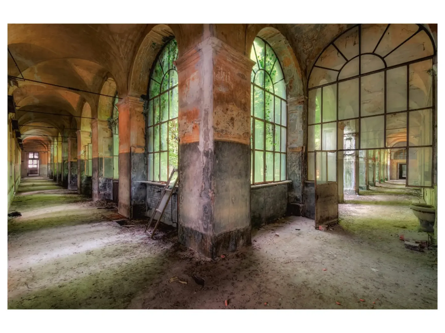 image LAND Digitaldruck auf Acrylglas Verlassener Flur | Schubiger Möbel
