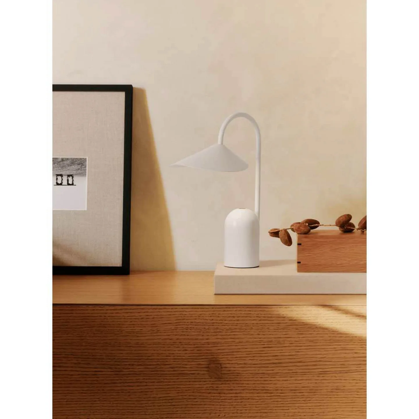 Arum Portable Bordlampe IP44 White - Ferm Living - Stue - Aluminium