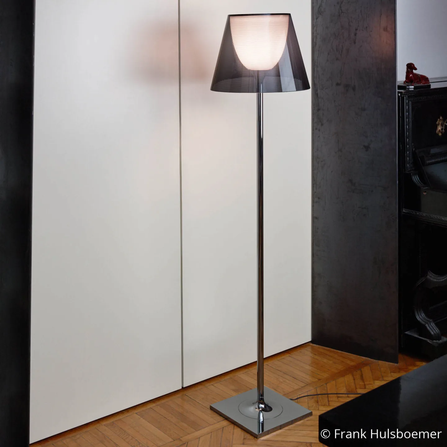 KTribe F2 gulvlampe Smoke - Flos - Stue - Design - Plastik - Med skærm