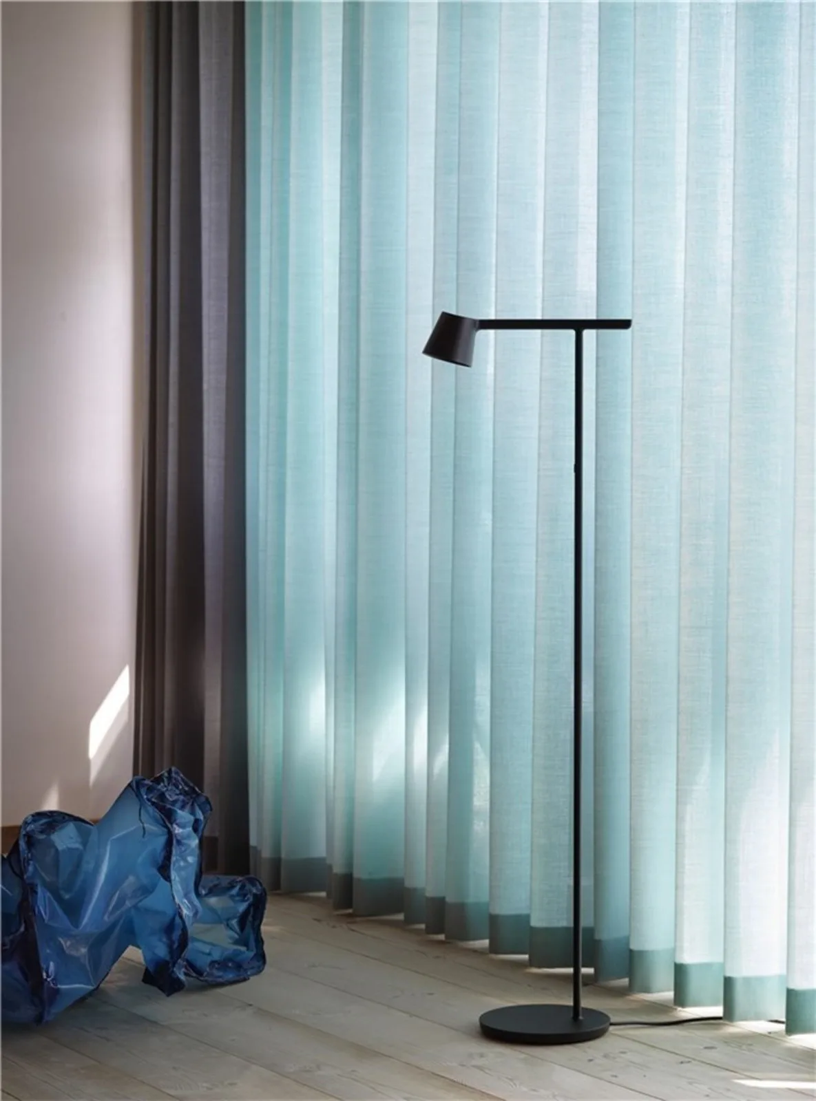 Tip Gulvlampe Black - Muuto - Stue - Aluminium