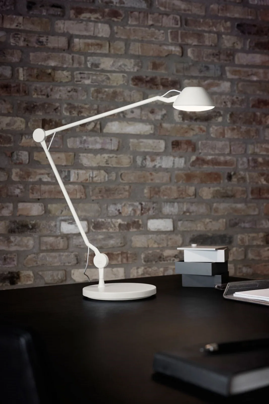 AQ01 Tischleuchte Matt Schwarz - Fritz Hansen - Wohnzimmer - Aluminium