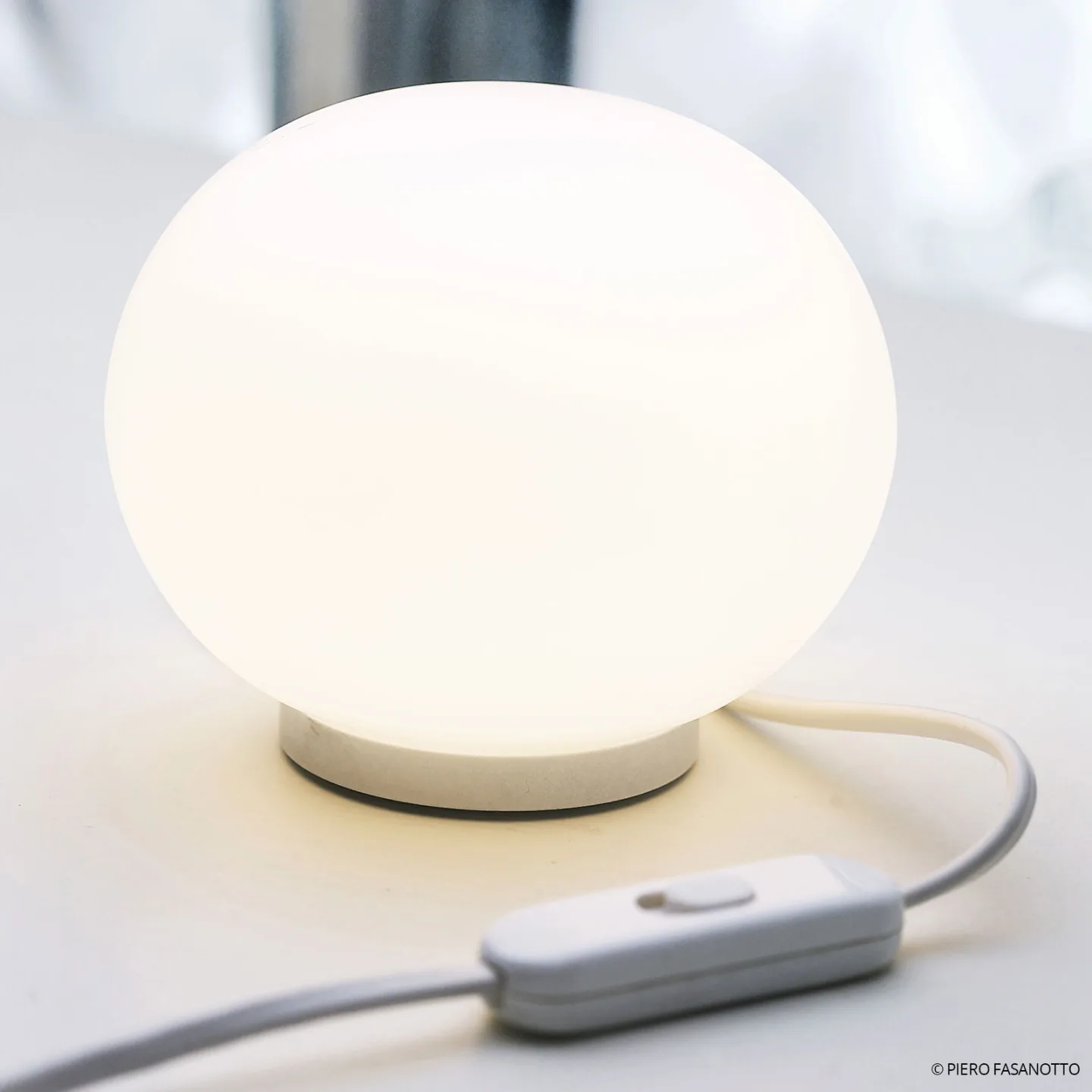 Glo-Ball Mini T Tischleuchte o/Dimmer White - Flos - Wohnzimmer - Design - Glas - Kugel