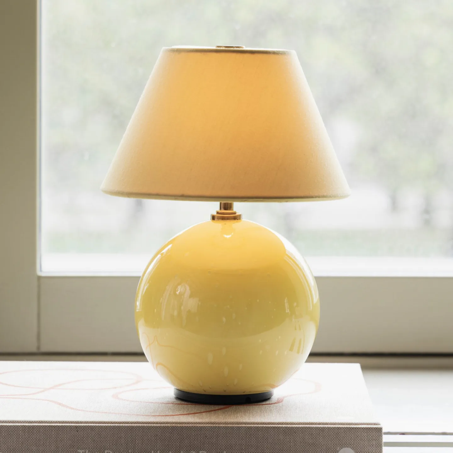 Globen Lighting Iris 16 tragbare Tischlampe Butter yellow