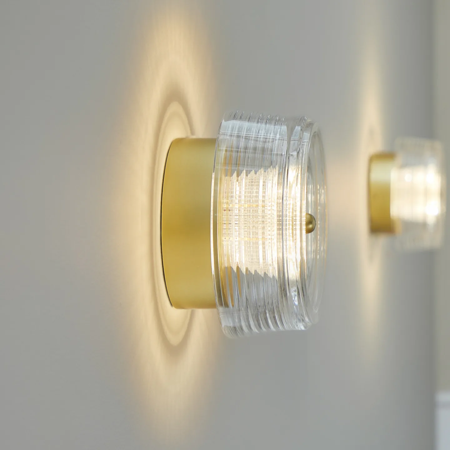 Glow væglampe mat guld - LOOM DESIGN - Stue - Moderne - Plastik - Med skærm