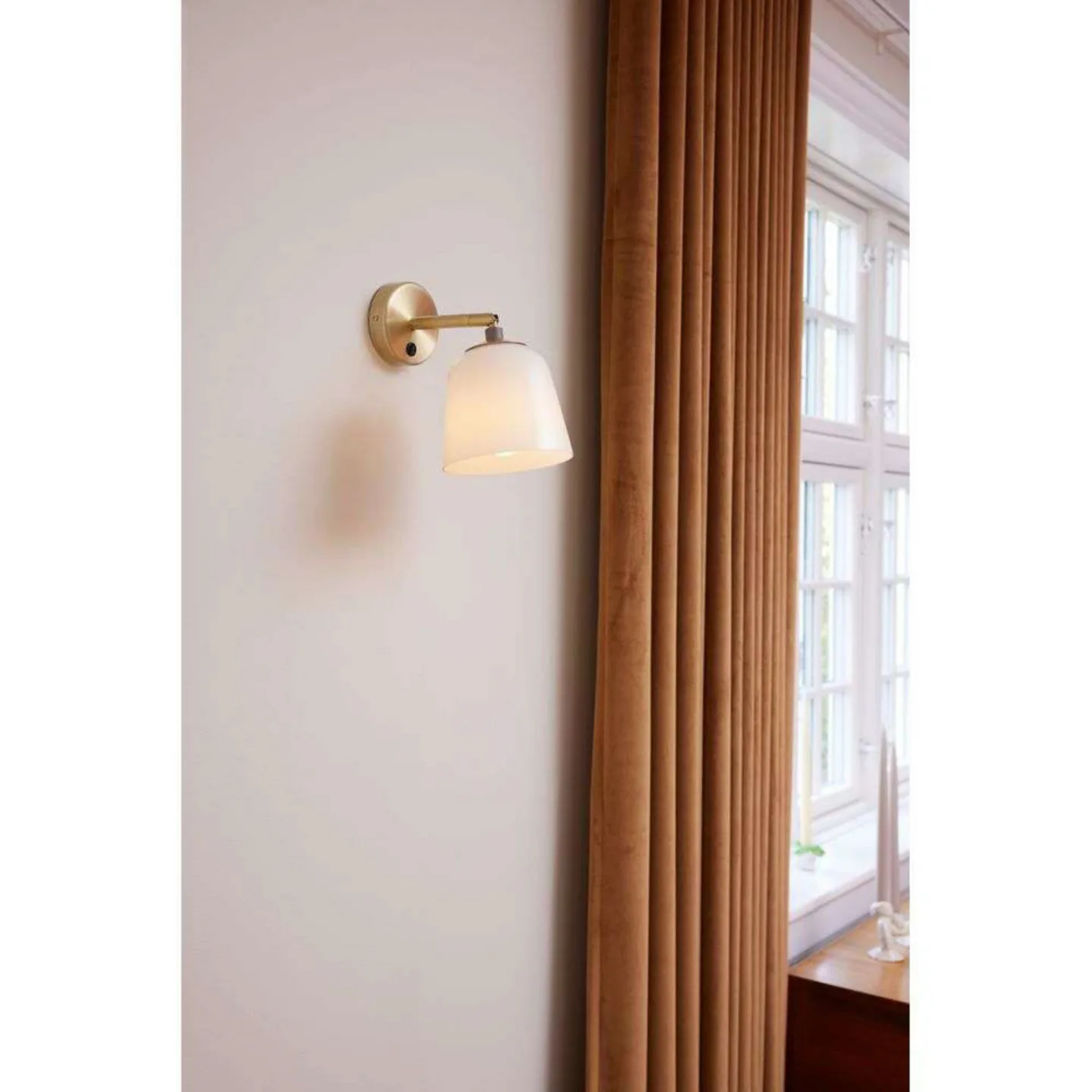 Room 49 Væglampe Antique Brass/Opal - Halo Design - Metal