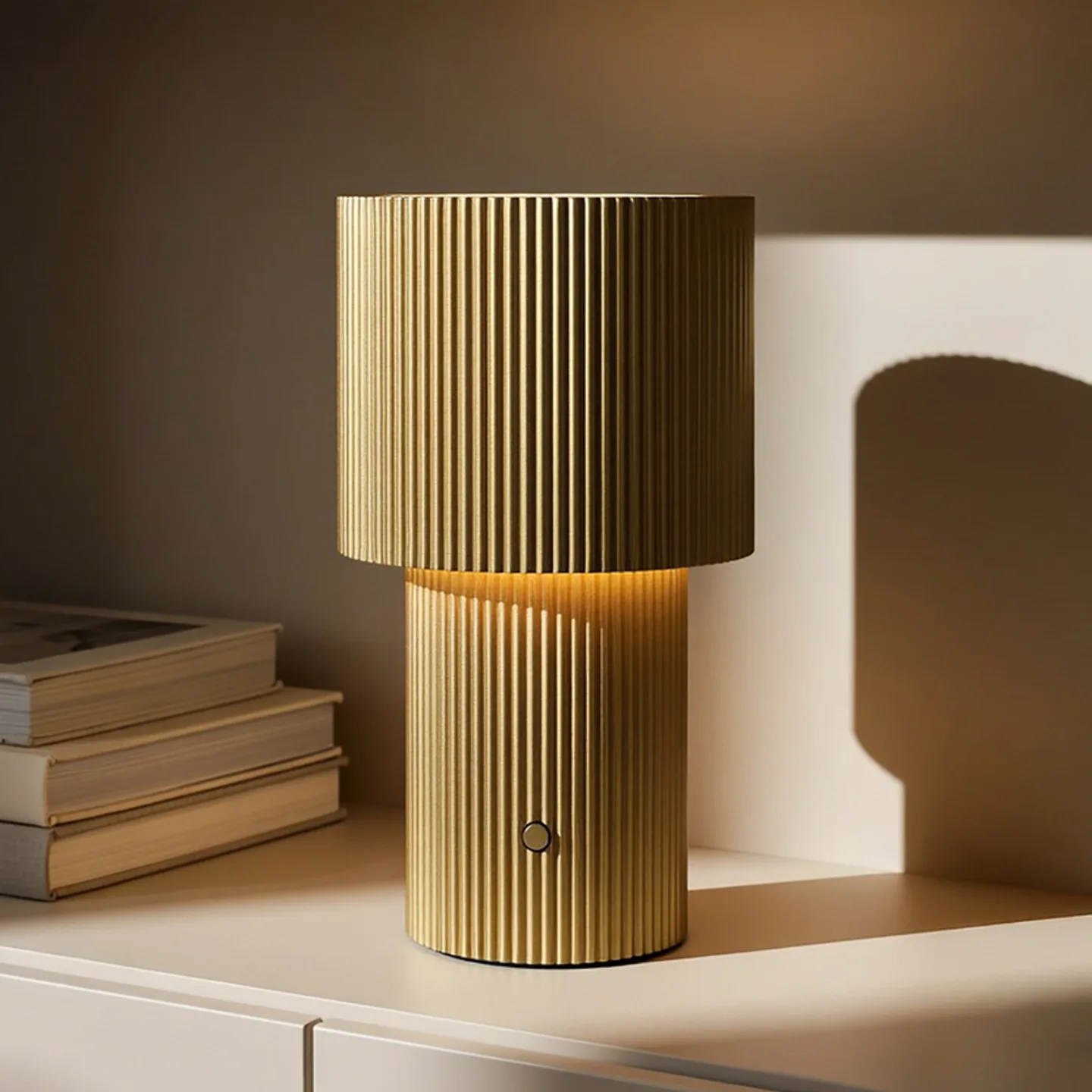 Iluma LED-bordslampa med uppladdningsbart batteri, guldfärgad, höjd 22,1 cm – Belid - Vardagsrum - Modern - Aluminium - Med en ljuskälla