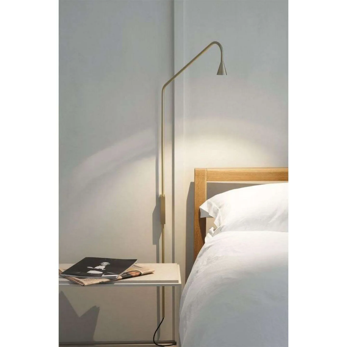 Austere Wandleuchte Touch Plug Dim White - Trizo21 - Wohnzimmer - Messing