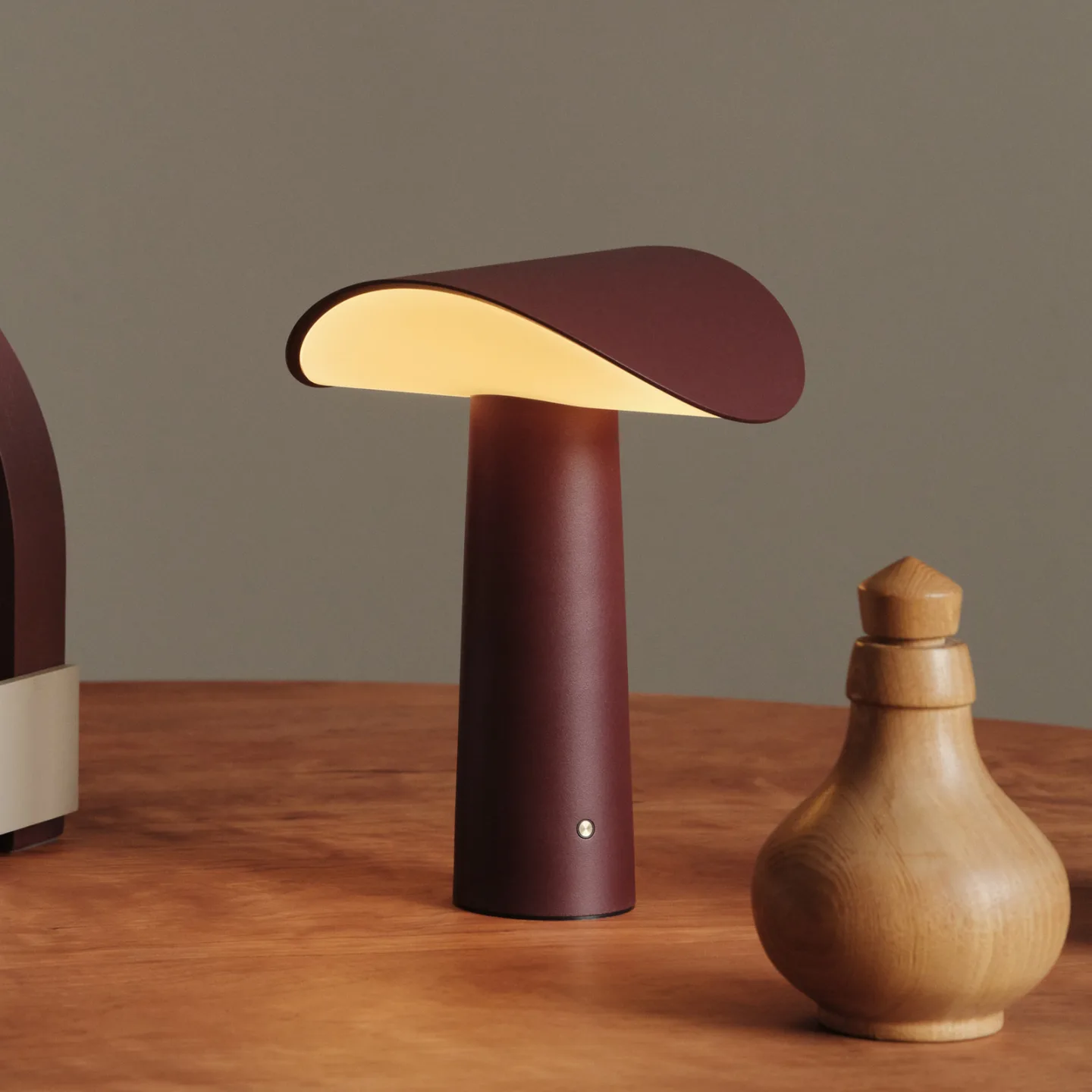 Lium LED-batteridrevet bordlampe, bordeauxrød, 2.700 K - GEJST - Stue - Moderne - Aluminium - Med én lyskilde