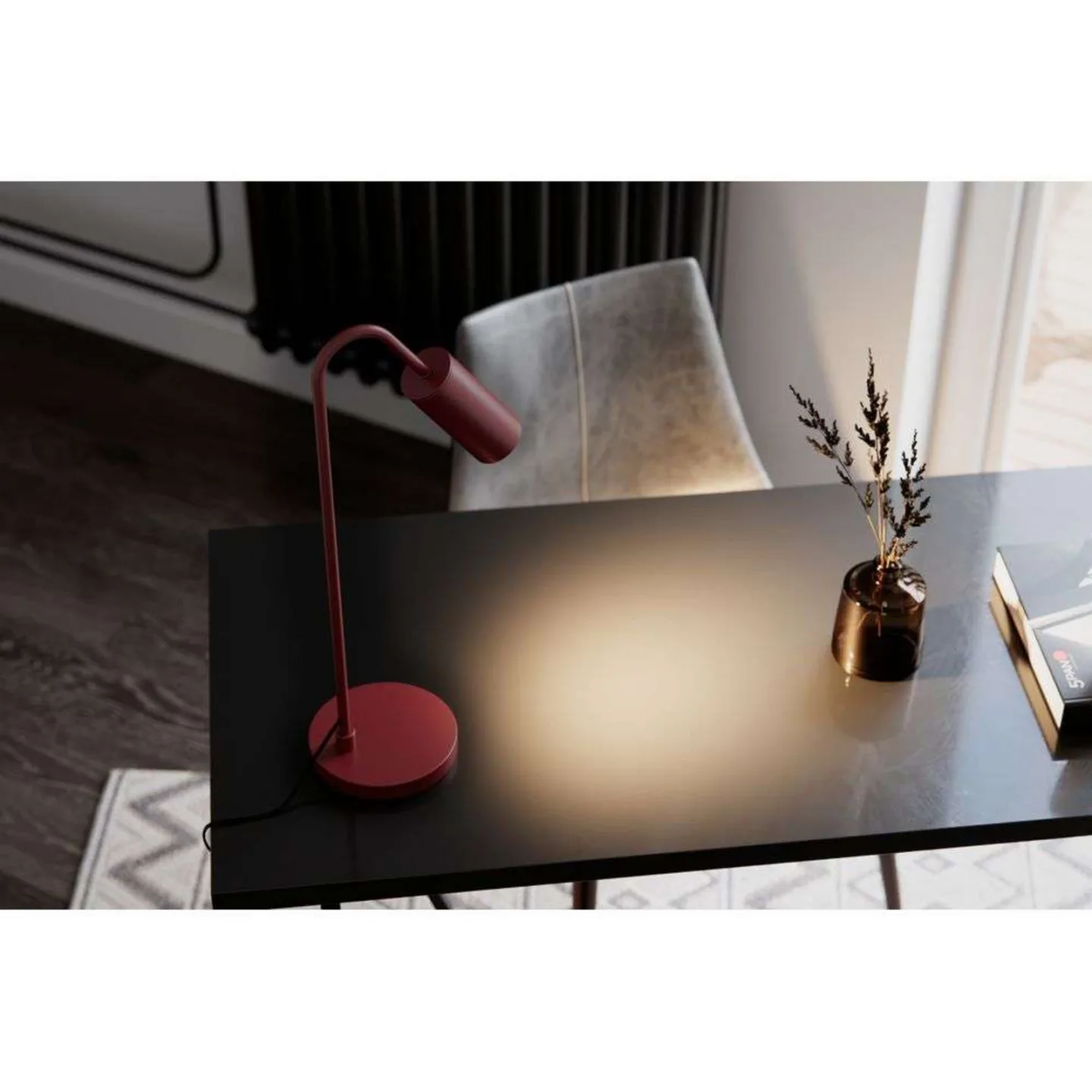 Curve bordlampe, mørkerød, metal, GU10, højde 51 cm – By Rydéns - Stue - Moderne
