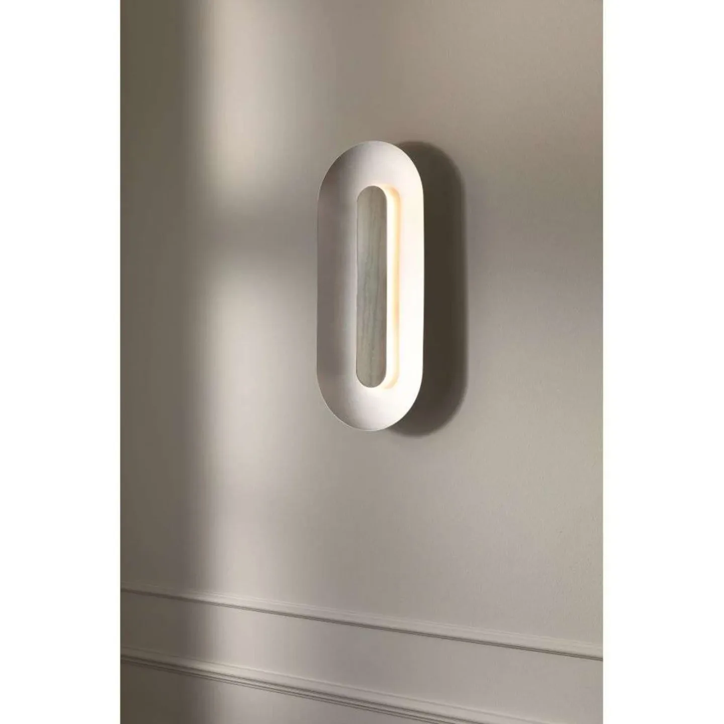 Sasi LED-Wandlampe, Höhe 65 cm, silberfarben, Metall - Nuura Nuura Aps - Wohnzimmer - Skandinavisch - Einflammig