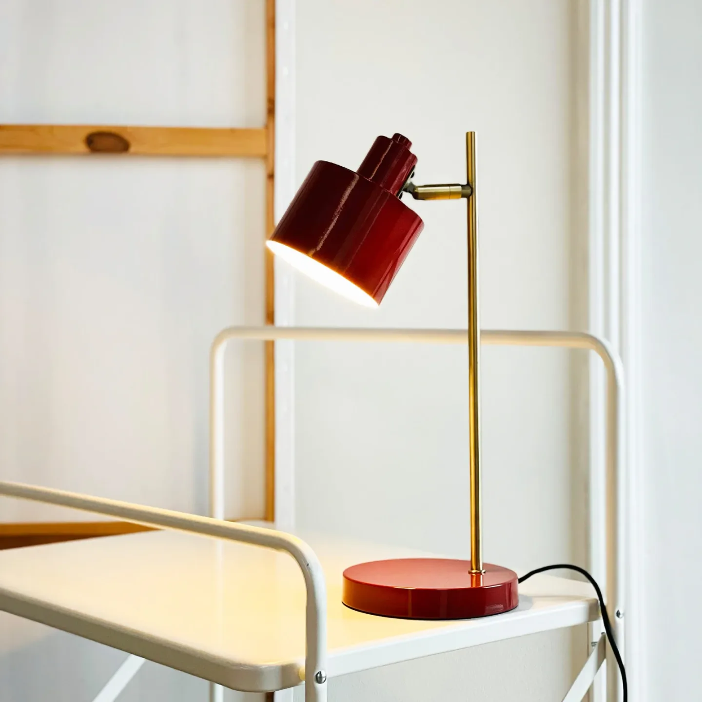 Ocean bordlampe mørkerød/messing - DybergLarsen Dyberg Larsen - Stue - Design - Metall - Med en lyskilde
