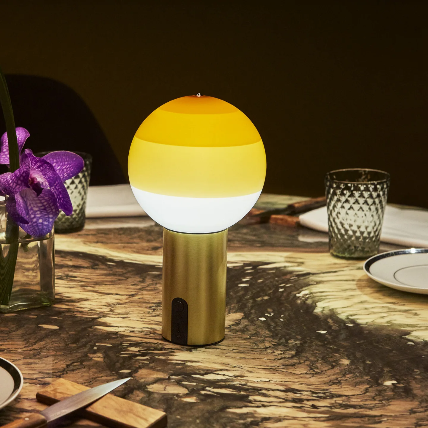Dipping Light batteridrevet bordlampe, rav/messing - Marset - Stue - Design - Glas - Med skærm
