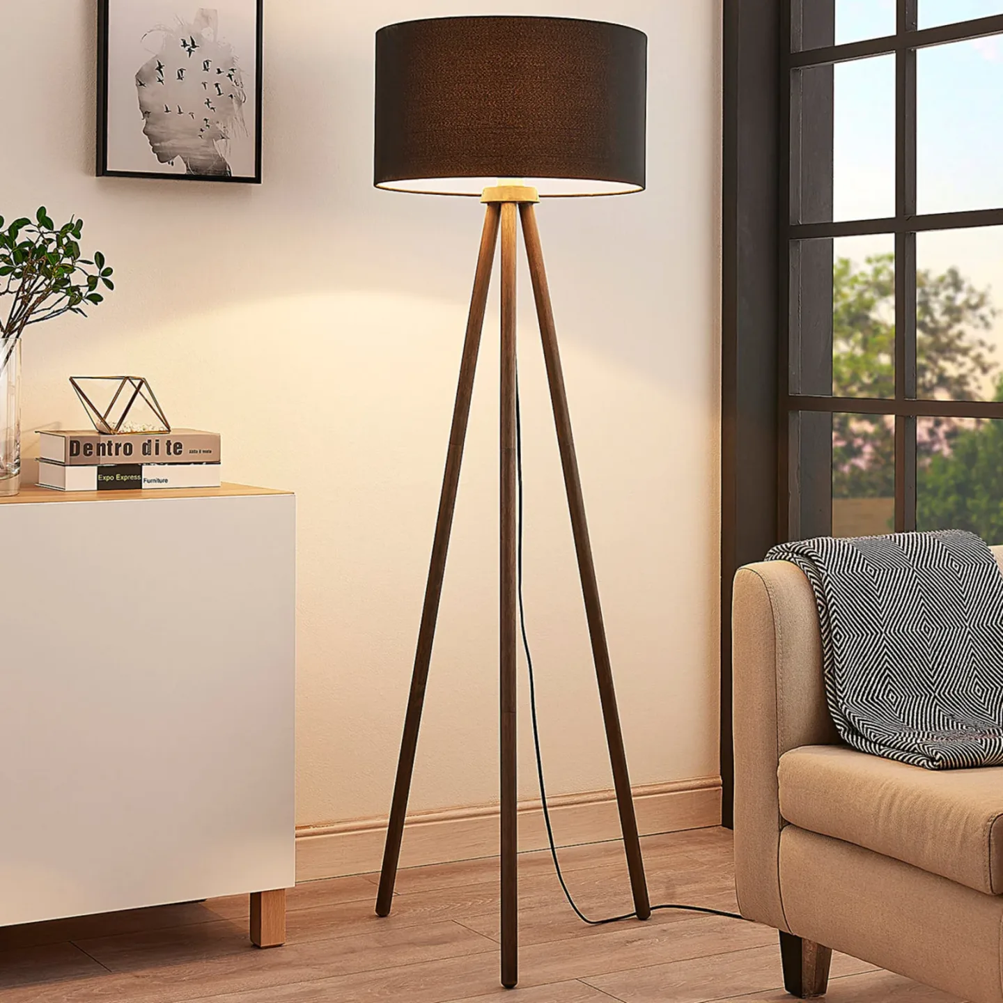 Majken Gulvlampe Dark Grey/Black - Lindby - Stue - Skandinavisk - Træ - Trebenet