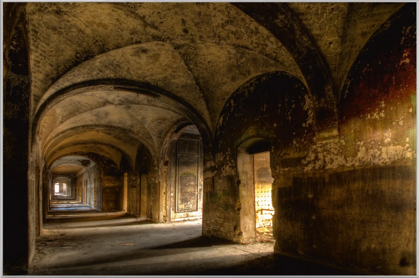 image LAND Bild mit Rahmen Lost Place Gewölbe | Schubiger Möbel