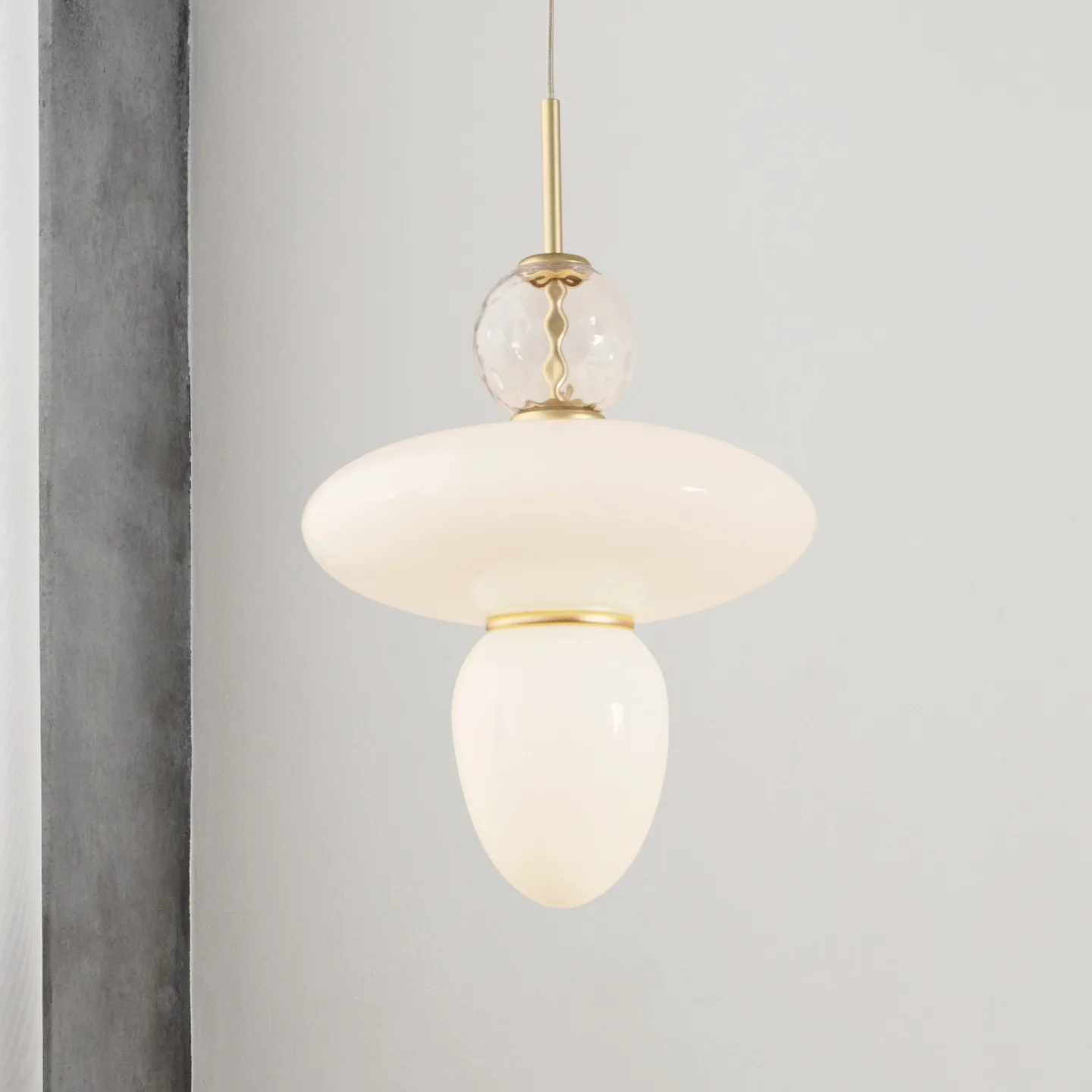 Rizzatto 43 Pendelleuchte Opal/Satin Brass - Nuura Nuura Aps - Wohnzimmer - Design - Glas - Einflammig