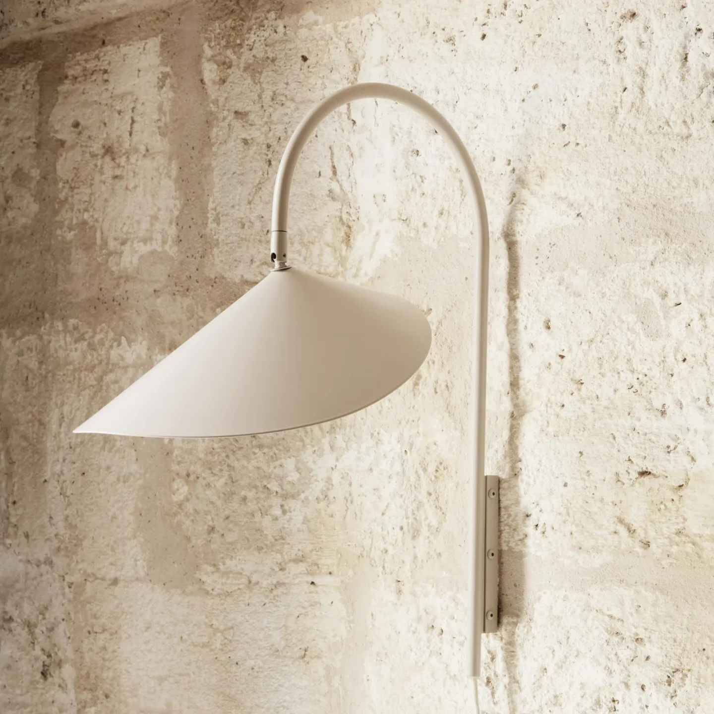 Arum Swivel væglampe, beige, 47 cm, stik - ferm LIVING - Stue - Design - Metal - Med én lyskilde