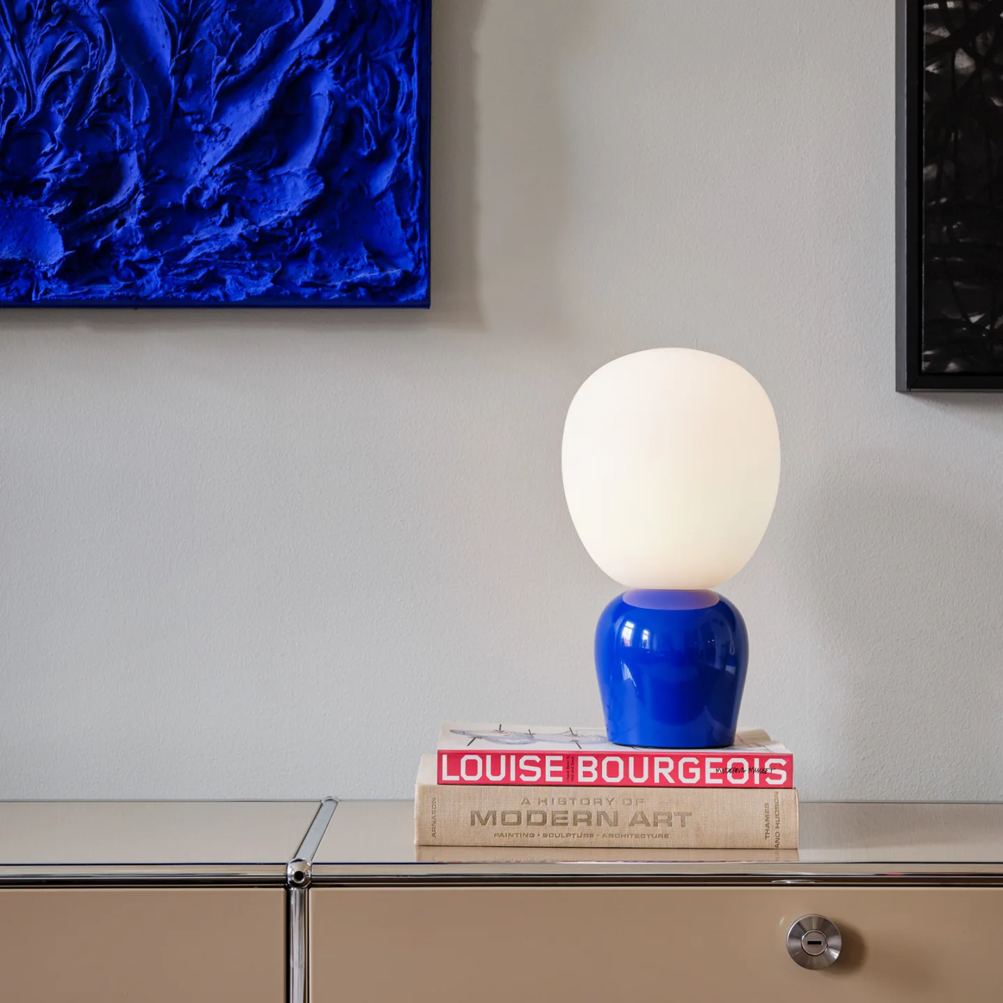 Buddy bordlampe, blå, metal/glas, højde 33,5 cm - Belid - Stue - Design - Kugle