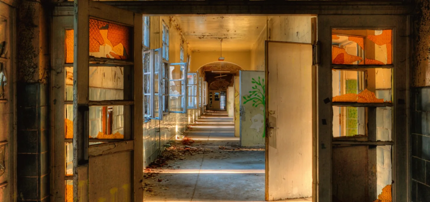 image LAND Alubild Lost Place Flur 3 | Schubiger Möbel