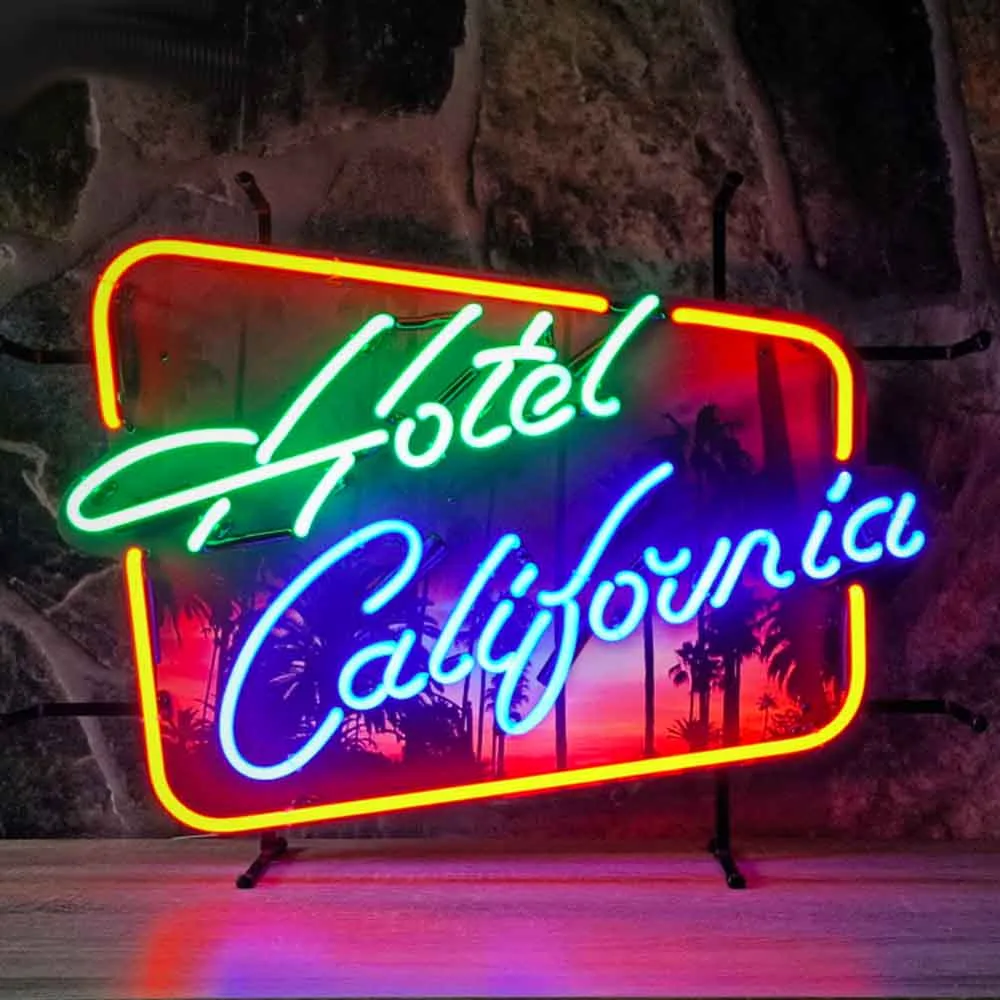 Neonskylt Hotel California med bakgrund
