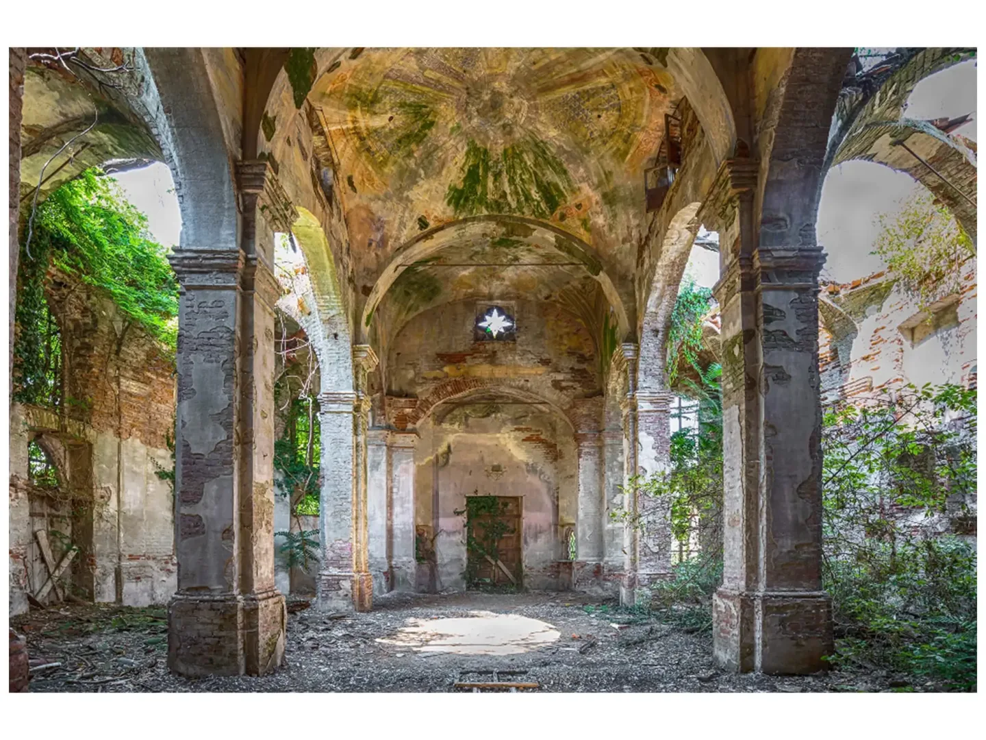 image LAND Digitaldruck auf Glas Verlassener Flur 2 | Schubiger Möbel