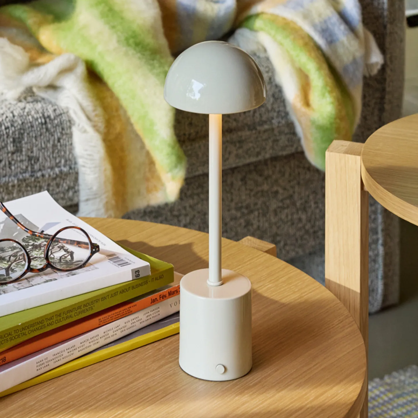 Taten LED-bordlampe med batteri, sandfarget, høyde 30 cm – Hübsch - Terrasse - Moderne - Metall - Med skjerm