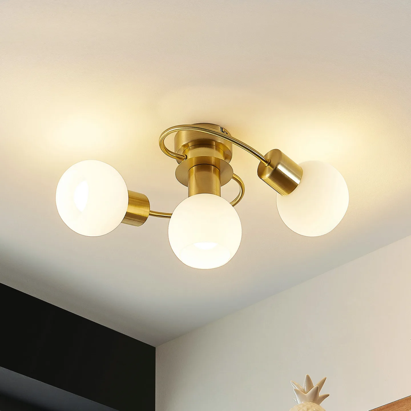Ciala 3 Deckenleuchte Brass/Opal - Lindby - Wohnzimmer - Modern - Glas - Kugel