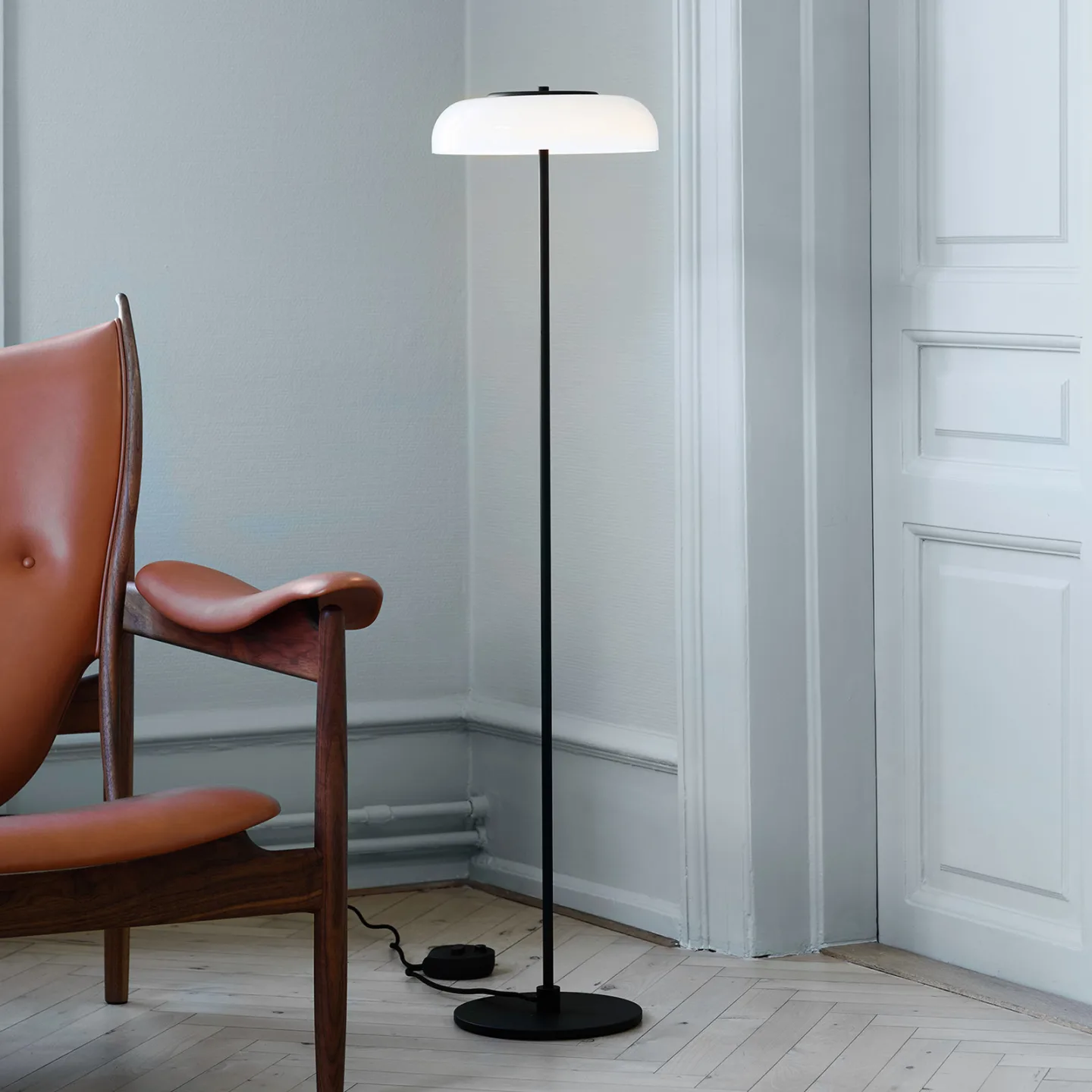 Blossi LED-golvlampa, höjd 120 cm, svart/opal - Nuura Nuura Aps - Vardagsrum - Skandinavisk - Metall - Med lampskärm