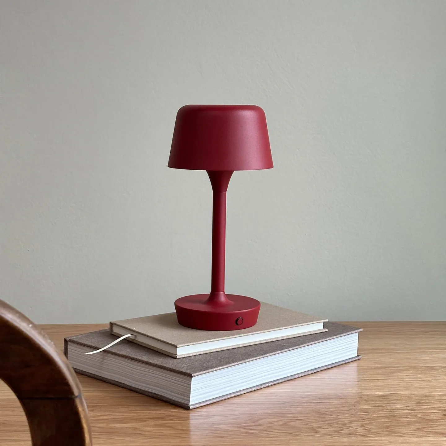 Dyberg Larsen - Flow 25cm - Portabel lampa - Mörkröd